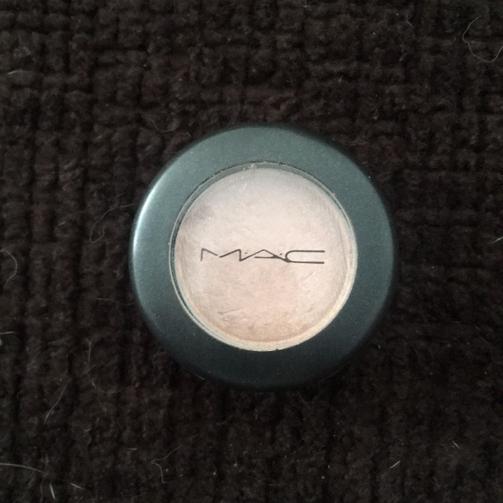 Mac HUSH FROST eye shadow